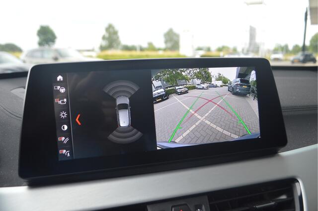 BMW X1 xDrive25e High Executive M Sport Automaat / Trekhaak / Panoramadak / Sportstoelen / Achteruitrijcamera / Head-Up / Active Cruise Control