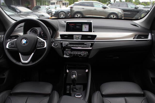 BMW X1 sDrive20i High Executive / Panoramadak / Leder / CarPlay / Parkeerhulp V+A / 18'' / Sportstoelen / DAB / Stoelverwarming / Cruise Control