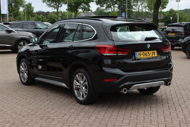 BMW X1 sDrive20i High Executive / Panoramadak / Leder / CarPlay / Parkeerhulp V+A / 18'' / Sportstoelen / DAB / Stoelverwarming / Cruise Control