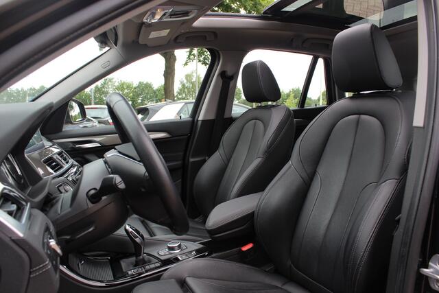 BMW X1 sDrive20i High Executive / Panoramadak / Leder / CarPlay / Parkeerhulp V+A / 18'' / Sportstoelen / DAB / Stoelverwarming / Cruise Control
