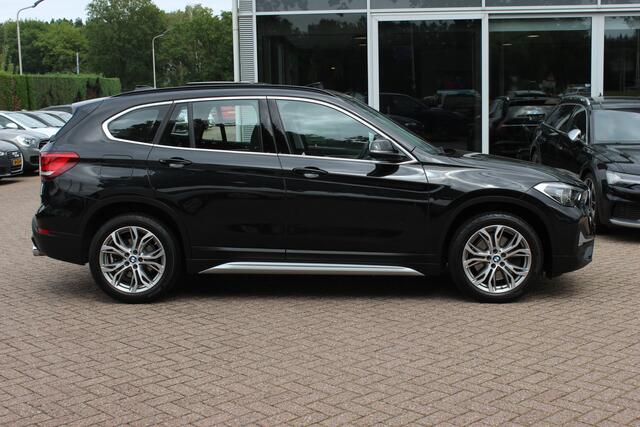 BMW X1 sDrive20i High Executive / Panoramadak / Leder / CarPlay / Parkeerhulp V+A / 18'' / Sportstoelen / DAB / Stoelverwarming / Cruise Control