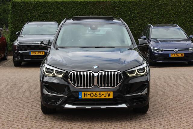 BMW X1 sDrive20i High Executive / Panoramadak / Leder / CarPlay / Parkeerhulp V+A / 18'' / Sportstoelen / DAB / Stoelverwarming / Cruise Control