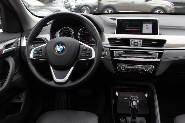 BMW X1 sDrive20i High Executive / Panoramadak / Leder / CarPlay / Parkeerhulp V+A / 18'' / Sportstoelen / DAB / Stoelverwarming / Cruise Control