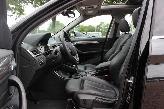 BMW X1 sDrive20i High Executive / Panoramadak / Leder / CarPlay / Parkeerhulp V+A / 18'' / Sportstoelen / DAB / Stoelverwarming / Cruise Control