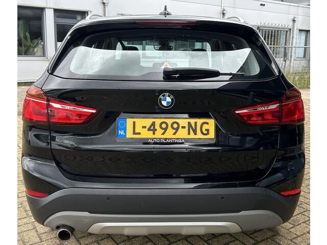 BMW X1 sDrive18i High Executive Edition | AUTOMAAT | Parkeersensoren Voor en Achter | LED | Navigatie Plus | Stoelverwarming | Climate Control | Cruise Control | 2 Sleutels | Elek Achterklep | Sportstuur Leder | APK tot 02-05-2027 |