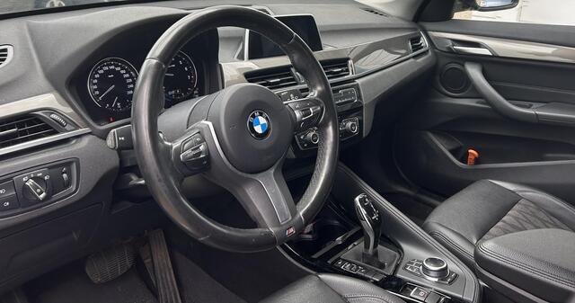 BMW X1 sDrive18i High Executive Edition | AUTOMAAT | Parkeersensoren Voor en Achter | LED | Navigatie Plus | Stoelverwarming | Climate Control | Cruise Control | 2 Sleutels | Elek Achterklep | Sportstuur Leder | APK tot 02-05-2027 |