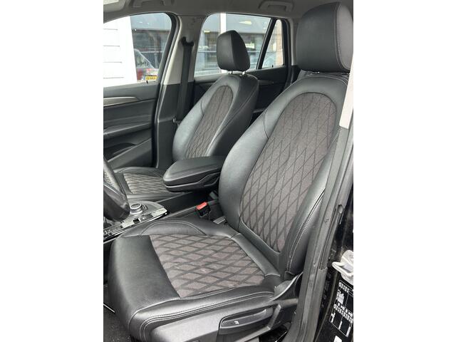 BMW X1 sDrive18i High Executive Edition | AUTOMAAT | Parkeersensoren Voor en Achter | LED | Navigatie Plus | Stoelverwarming | Climate Control | Cruise Control | 2 Sleutels | Elek Achterklep | Sportstuur Leder | APK tot 02-05-2027 |