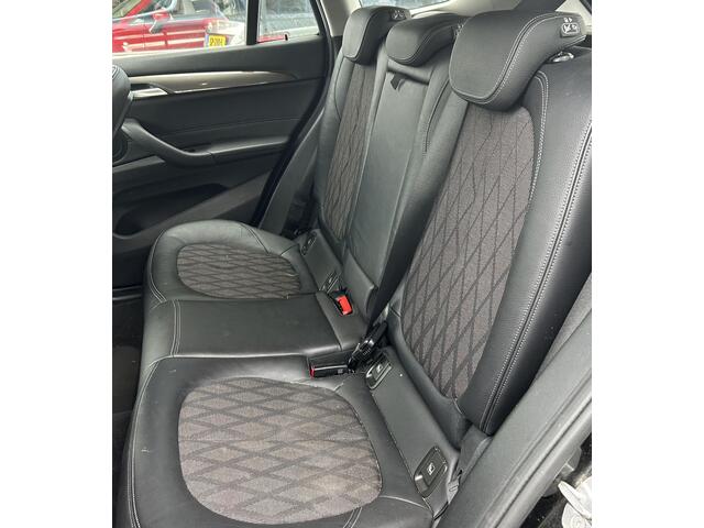 BMW X1 sDrive18i High Executive Edition | AUTOMAAT | Parkeersensoren Voor en Achter | LED | Navigatie Plus | Stoelverwarming | Climate Control | Cruise Control | 2 Sleutels | Elek Achterklep | Sportstuur Leder | APK tot 02-05-2027 |