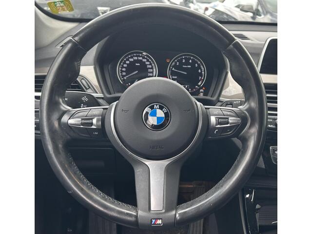 BMW X1 sDrive18i High Executive Edition | AUTOMAAT | Parkeersensoren Voor en Achter | LED | Navigatie Plus | Stoelverwarming | Climate Control | Cruise Control | 2 Sleutels | Elek Achterklep | Sportstuur Leder | APK tot 02-05-2027 |