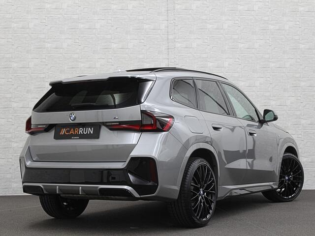 BMW X1 18i M-Sport | Panorama | Sportstoelen | Keyless-Entry | Sfeerverlichting | Achteruitrij-Camera | 3x op voorraad! | Carplay | Full-LED | Black-Optic | Getint Glas | Stoelverwarming | Draadloos Laden |