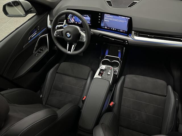 BMW X1 18i M-Sport | Panorama | Sportstoelen | Keyless-Entry | Sfeerverlichting | Achteruitrij-Camera | 3x op voorraad! | Carplay | Full-LED | Black-Optic | Getint Glas | Stoelverwarming | Draadloos Laden |