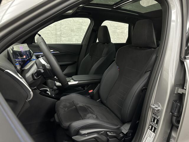 BMW X1 18i M-Sport | Panorama | Sportstoelen | Keyless-Entry | Sfeerverlichting | Achteruitrij-Camera | 3x op voorraad! | Carplay | Full-LED | Black-Optic | Getint Glas | Stoelverwarming | Draadloos Laden |