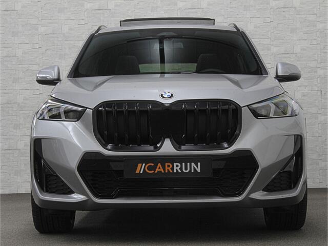 BMW X1 18i M-Sport | Panorama | Sportstoelen | Keyless-Entry | Sfeerverlichting | Achteruitrij-Camera | 3x op voorraad! | Carplay | Full-LED | Black-Optic | Getint Glas | Stoelverwarming | Draadloos Laden |