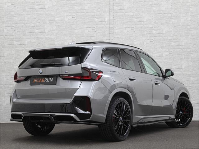 BMW X1 18i M-Sport Performance-Pack | Panorama | Sportstoelen | Carbon | Keyless-Entry | Sfeerverlichting | Achteruitrij-Camera | 5x op voorraad | Carplay | Full-LED | Black-Optic | Getint Glas | Stoelverwarming | Draadloos Laden |