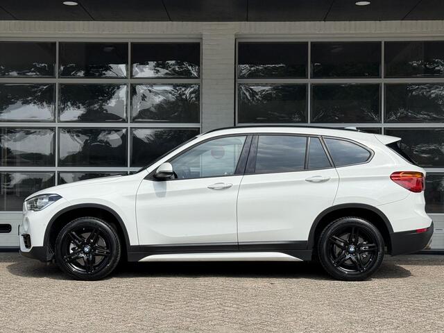 BMW X1 xDrive20i High Executive | SPORTLINE | MEMORY STOELEN | SPORTSTOELEN | TREKHAAK | STOELVERWARMING | HEAD UP | 18 INCH |
