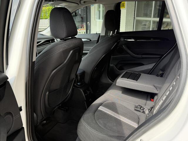 BMW X1 xDrive20i High Executive | SPORTLINE | MEMORY STOELEN | SPORTSTOELEN | TREKHAAK | STOELVERWARMING | HEAD UP | 18 INCH |