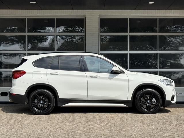 BMW X1 xDrive20i High Executive | SPORTLINE | MEMORY STOELEN | SPORTSTOELEN | TREKHAAK | STOELVERWARMING | HEAD UP | 18 INCH |