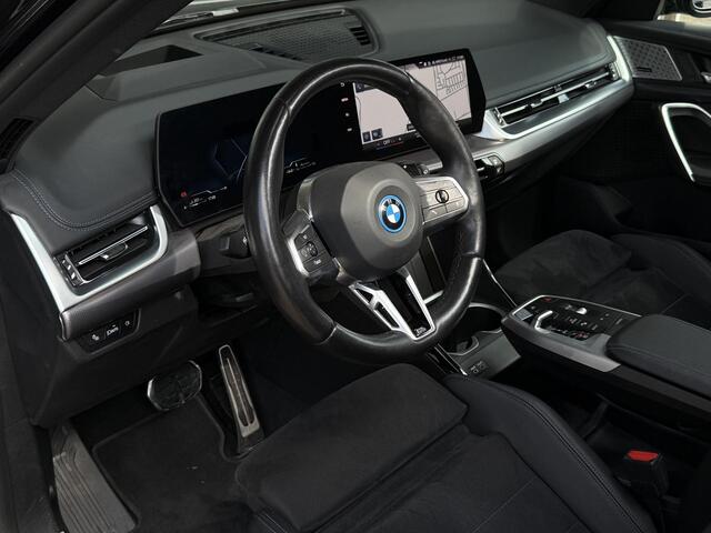BMW X1 xDrive30e M SPORT | PANORAMA | 360 CAMERA | TREKHAAK | STOELVERWARMING | HEAD UP | DRIVING ASS. PROFF |