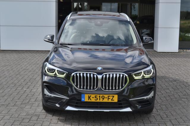 BMW X1 sDrive18i Panaramadak | Leer | Head up | Trekhaak 1700kg | Dealer onderhouden.