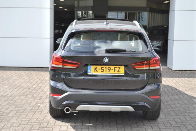 BMW X1 sDrive18i Panaramadak | Leer | Head up | Trekhaak 1700kg | Dealer onderhouden.