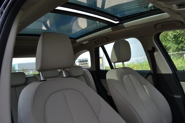BMW X1 sDrive18i Panaramadak | Leer | Head up | Trekhaak 1700kg | Dealer onderhouden.