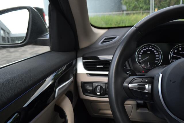 BMW X1 sDrive18i Panaramadak | Leer | Head up | Trekhaak 1700kg | Dealer onderhouden.