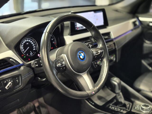 BMW X1 xDrive25e High Executive M-Sport | Volleder | Panorama | Camera | HUD