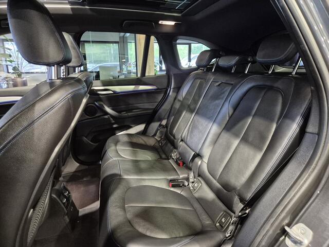 BMW X1 xDrive25e High Executive M-Sport | Volleder | Panorama | Camera | HUD
