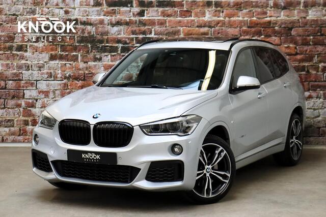 BMW X1 sDrive20i High Executive M Sport Pakket Automaat / Navigatiesysteem Plus / Panoramadak / Trekhaak / Leder / 19 Inch / Extra Getint Glas / Harman Kardon / Stoelverwarming / Shadow Line / Climate Control / LED / Parkeersensoren voor+achter / Cruise Control