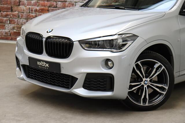 BMW X1 sDrive20i High Executive M Sport Pakket Automaat / Navigatiesysteem Plus / Panoramadak / Trekhaak / Leder / 19 Inch / Extra Getint Glas / Harman Kardon / Stoelverwarming / Shadow Line / Climate Control / LED / Parkeersensoren voor+achter / Cruise Control