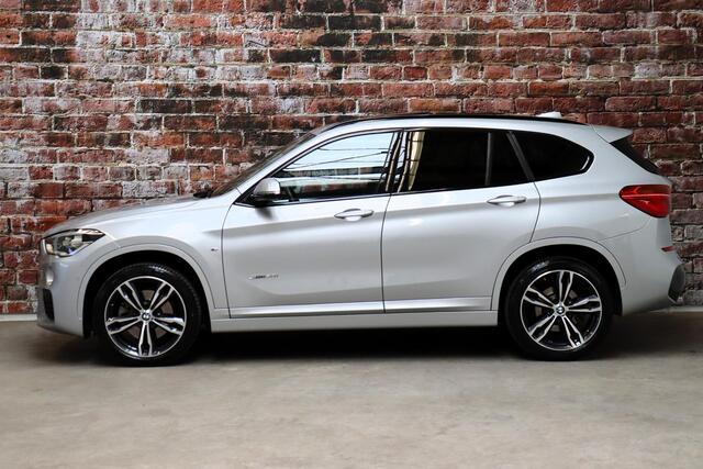 BMW X1 sDrive20i High Executive M Sport Pakket Automaat / Navigatiesysteem Plus / Panoramadak / Trekhaak / Leder / 19 Inch / Extra Getint Glas / Harman Kardon / Stoelverwarming / Shadow Line / Climate Control / LED / Parkeersensoren voor+achter / Cruise Control