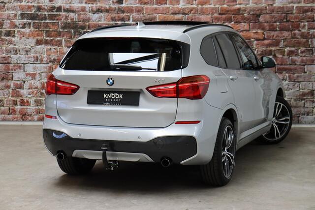 BMW X1 sDrive20i High Executive M Sport Pakket Automaat / Navigatiesysteem Plus / Panoramadak / Trekhaak / Leder / 19 Inch / Extra Getint Glas / Harman Kardon / Stoelverwarming / Shadow Line / Climate Control / LED / Parkeersensoren voor+achter / Cruise Control