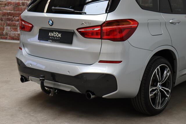 BMW X1 sDrive20i High Executive M Sport Pakket Automaat / Navigatiesysteem Plus / Panoramadak / Trekhaak / Leder / 19 Inch / Extra Getint Glas / Harman Kardon / Stoelverwarming / Shadow Line / Climate Control / LED / Parkeersensoren voor+achter / Cruise Control