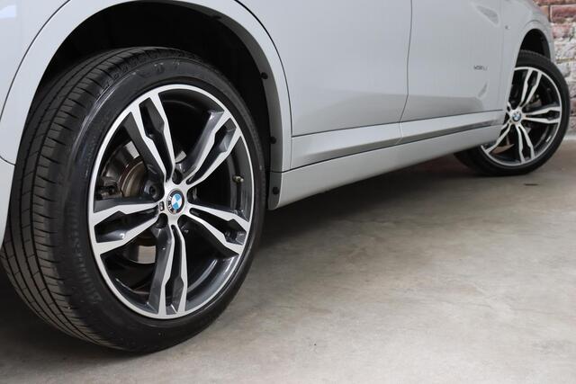 BMW X1 sDrive20i High Executive M Sport Pakket Automaat / Navigatiesysteem Plus / Panoramadak / Trekhaak / Leder / 19 Inch / Extra Getint Glas / Harman Kardon / Stoelverwarming / Shadow Line / Climate Control / LED / Parkeersensoren voor+achter / Cruise Control