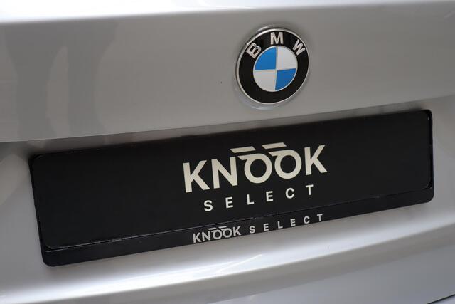 BMW X1 sDrive20i High Executive M Sport Pakket Automaat / Navigatiesysteem Plus / Panoramadak / Trekhaak / Leder / 19 Inch / Extra Getint Glas / Harman Kardon / Stoelverwarming / Shadow Line / Climate Control / LED / Parkeersensoren voor+achter / Cruise Control