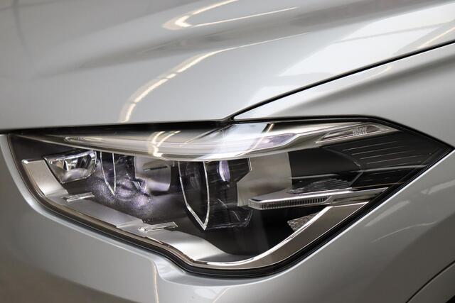 BMW X1 sDrive20i High Executive M Sport Pakket Automaat / Navigatiesysteem Plus / Panoramadak / Trekhaak / Leder / 19 Inch / Extra Getint Glas / Harman Kardon / Stoelverwarming / Shadow Line / Climate Control / LED / Parkeersensoren voor+achter / Cruise Control