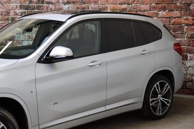 BMW X1 sDrive20i High Executive M Sport Pakket Automaat / Navigatiesysteem Plus / Panoramadak / Trekhaak / Leder / 19 Inch / Extra Getint Glas / Harman Kardon / Stoelverwarming / Shadow Line / Climate Control / LED / Parkeersensoren voor+achter / Cruise Control