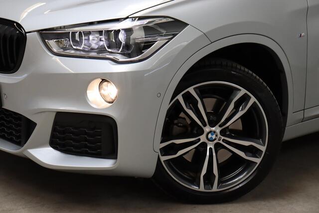 BMW X1 sDrive20i High Executive M Sport Pakket Automaat / Navigatiesysteem Plus / Panoramadak / Trekhaak / Leder / 19 Inch / Extra Getint Glas / Harman Kardon / Stoelverwarming / Shadow Line / Climate Control / LED / Parkeersensoren voor+achter / Cruise Control