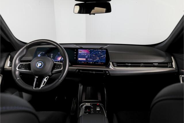BMW X1 xDrive25e 245 PK | M-Sport | Premium Pack | S/K-Panodak | Elek. Trekhaak | Dig. Cockpit | Cruise | Stoelverw. | PDC | Camera | NAV+App. Connect | ECC | Elek. Klep | LM 19" | 9266