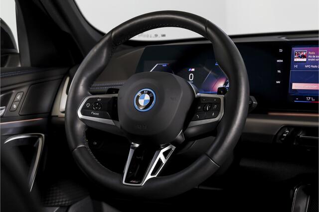 BMW X1 xDrive25e 245 PK | M-Sport | Premium Pack | S/K-Panodak | Elek. Trekhaak | Dig. Cockpit | Cruise | Stoelverw. | PDC | Camera | NAV+App. Connect | ECC | Elek. Klep | LM 19" | 8872