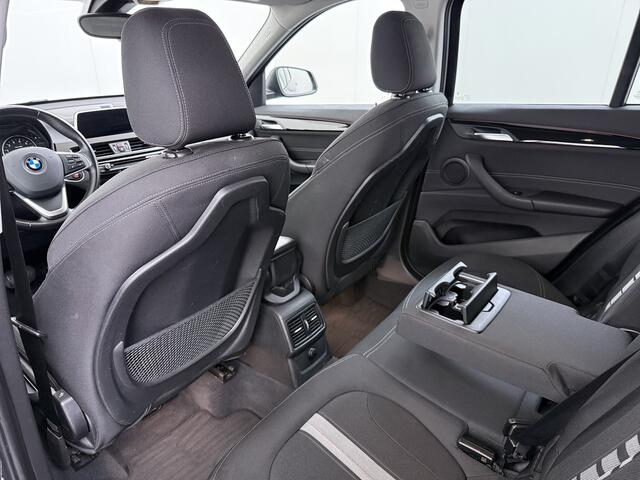 BMW X1 sDrive18i 141PK Automaat Sportstoelen Trekhaak Navi Ecc Sport Line Executive Lmv Pdc Privacy Glas Led Bluetooth Regen-Lichtsensor 1.700KG Trekgewicht Origineel Nederlandse Auto