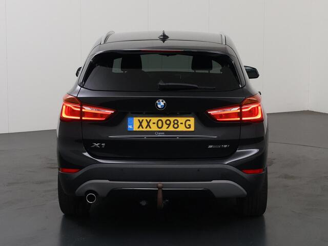 BMW X1 sDrive18i Executive Sport Edition | 1700kg trekgewicht | Trekhaak | Stoelverwarming | HUD | Navigatie | Cruise control | Achteruitrijcamera | Sportstoelen |