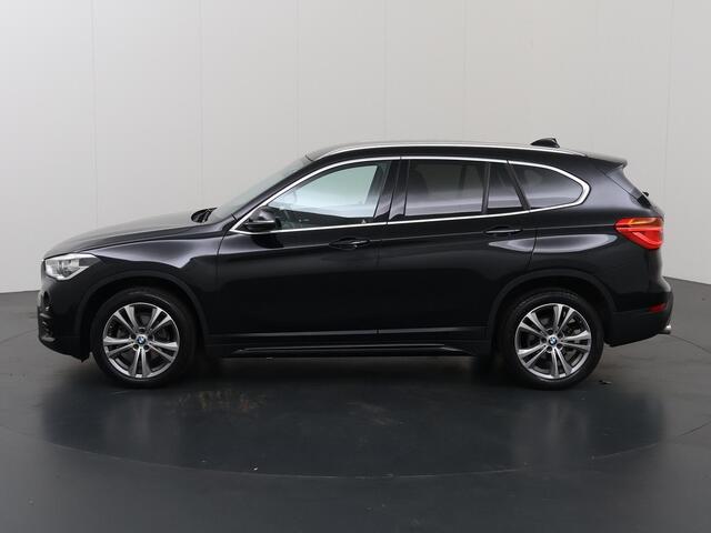 BMW X1 sDrive18i Executive Sport Edition | 1700kg trekgewicht | Trekhaak | Stoelverwarming | HUD | Navigatie | Cruise control | Achteruitrijcamera | Sportstoelen |