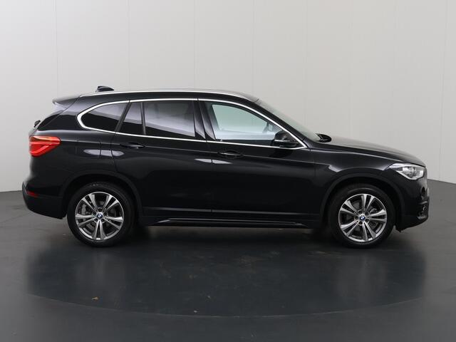 BMW X1 sDrive18i Executive Sport Edition | 1700kg trekgewicht | Trekhaak | Stoelverwarming | HUD | Navigatie | Cruise control | Achteruitrijcamera | Sportstoelen |