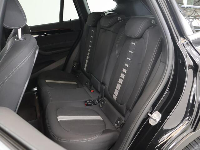 BMW X1 sDrive18i Executive Sport Edition | 1700kg trekgewicht | Trekhaak | Stoelverwarming | HUD | Navigatie | Cruise control | Achteruitrijcamera | Sportstoelen |