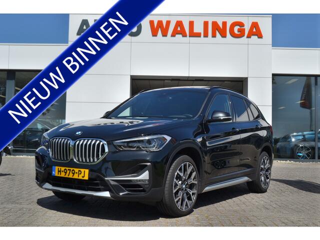 BMW X1 2.0 192 pk Autom. | Panoramdak | Trekhaak 1800kg | Leer | Head Up | Achteruitrijcamera | sDrive20i VDL Nedcar Edition Dealer onderhouden.