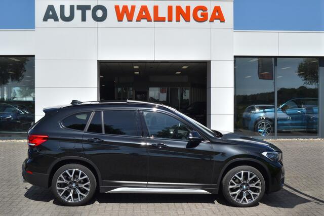 BMW X1 2.0 192 pk Autom. | Panoramdak | Trekhaak 1800kg | Leer | Head Up | Achteruitrijcamera | sDrive20i VDL Nedcar Edition Dealer onderhouden.