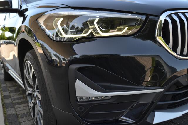 BMW X1 2.0 192 pk Autom. | Panoramdak | Trekhaak 1800kg | Leer | Head Up | Achteruitrijcamera | sDrive20i VDL Nedcar Edition Dealer onderhouden.