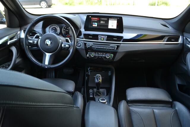 BMW X1 2.0 192 pk Autom. | Panoramdak | Trekhaak 1800kg | Leer | Head Up | Achteruitrijcamera | sDrive20i VDL Nedcar Edition Dealer onderhouden.