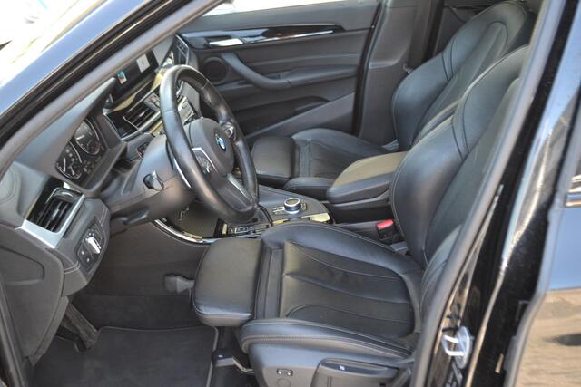 BMW X1 2.0 192 pk Autom. | Panoramdak | Trekhaak 1800kg | Leer | Head Up | Achteruitrijcamera | sDrive20i VDL Nedcar Edition Dealer onderhouden.